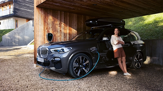 Hybridfahrzeug Lädt im Carport