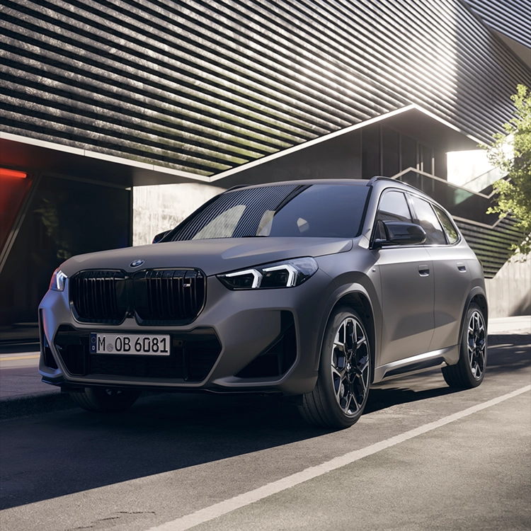 Der BMW X1 in dynamischer Fahrt auf einer kurvigen Landstraße – ein kompaktes SUV mit sportlichem Design und innovativer Technik.