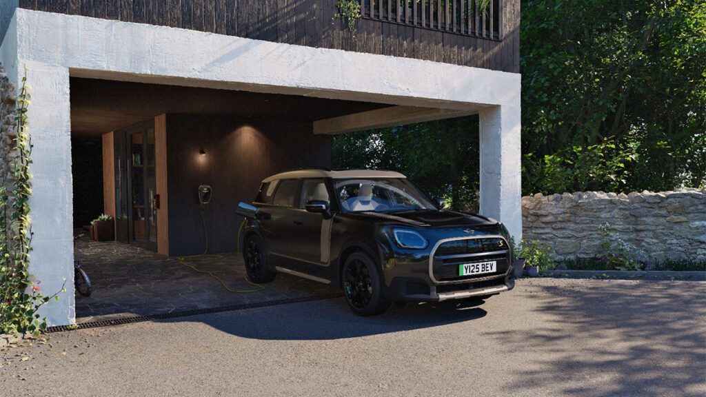 Ein Mini-Countryman-E fährt aus einer Garage