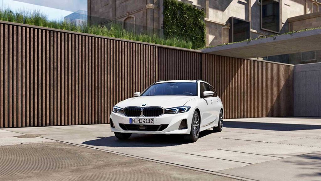 Ein weißer BMW 318i Touring