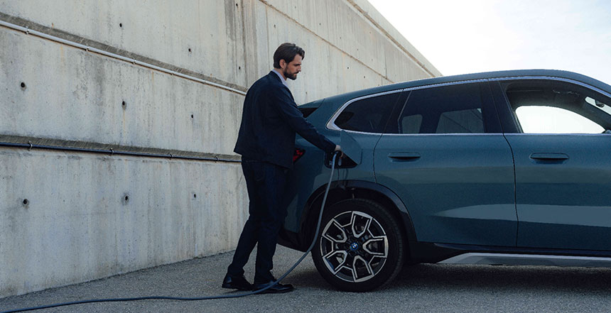 BMW ix1 an einer Ladesäule