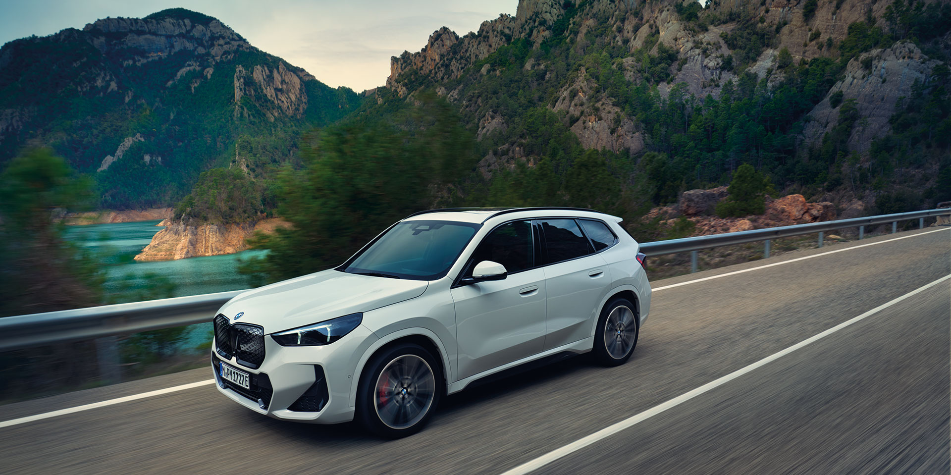 Ein weiter BMW ix1 auf einer Landstraße