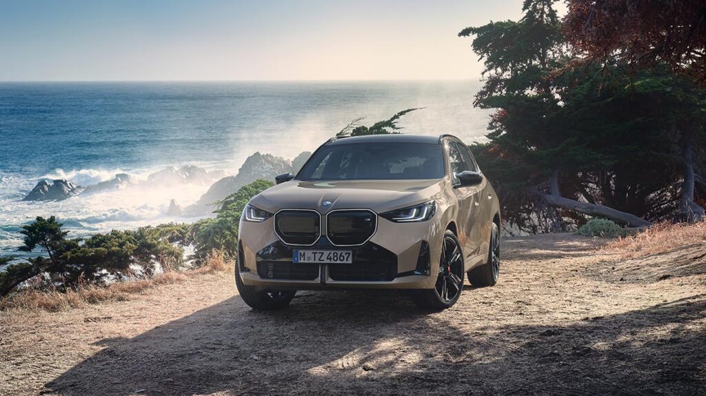Ein BMW X3 vor dem Meer